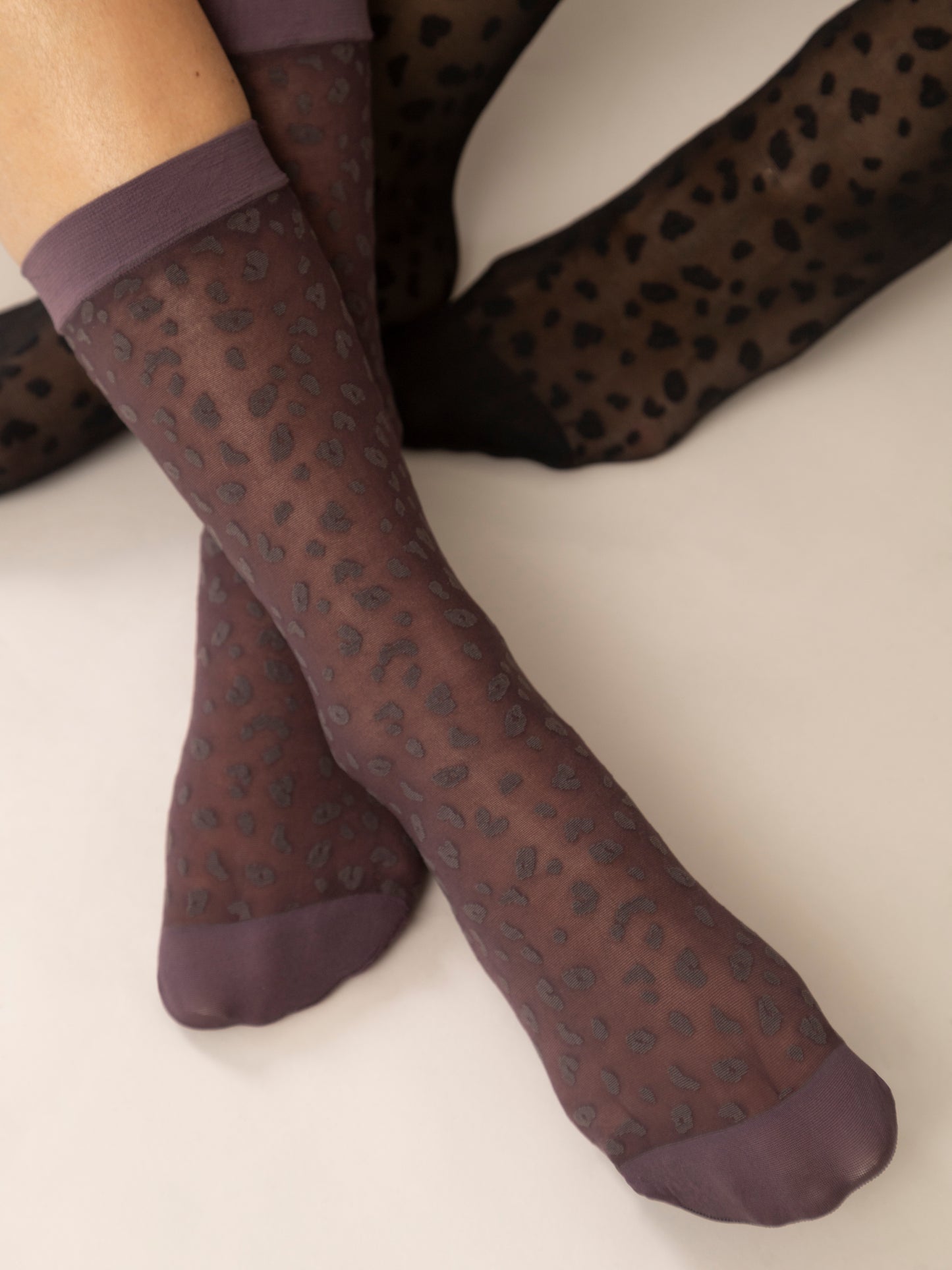 Chaussettes diaphanes motif mini léopard - Prune